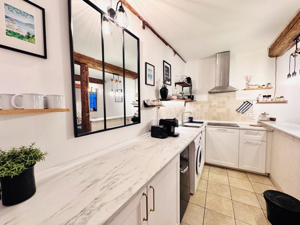 Kitchen or kitchenette, dishwasher, stove