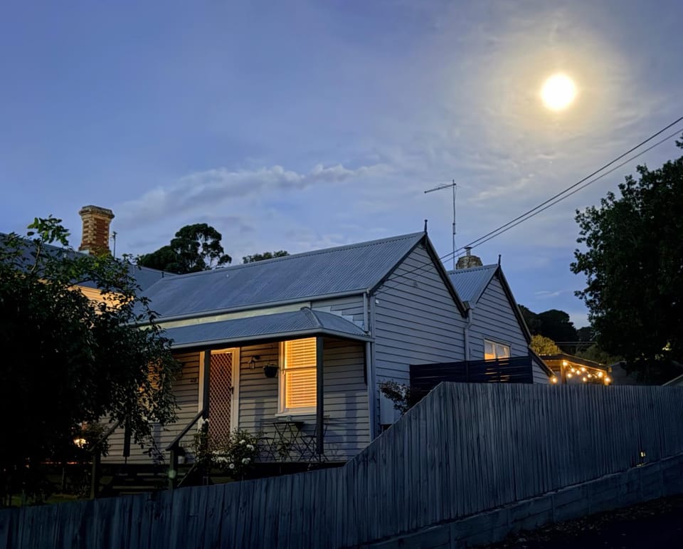 Lavender Cottage - Cute & Cosy Miner's Cottage House in Ballarat