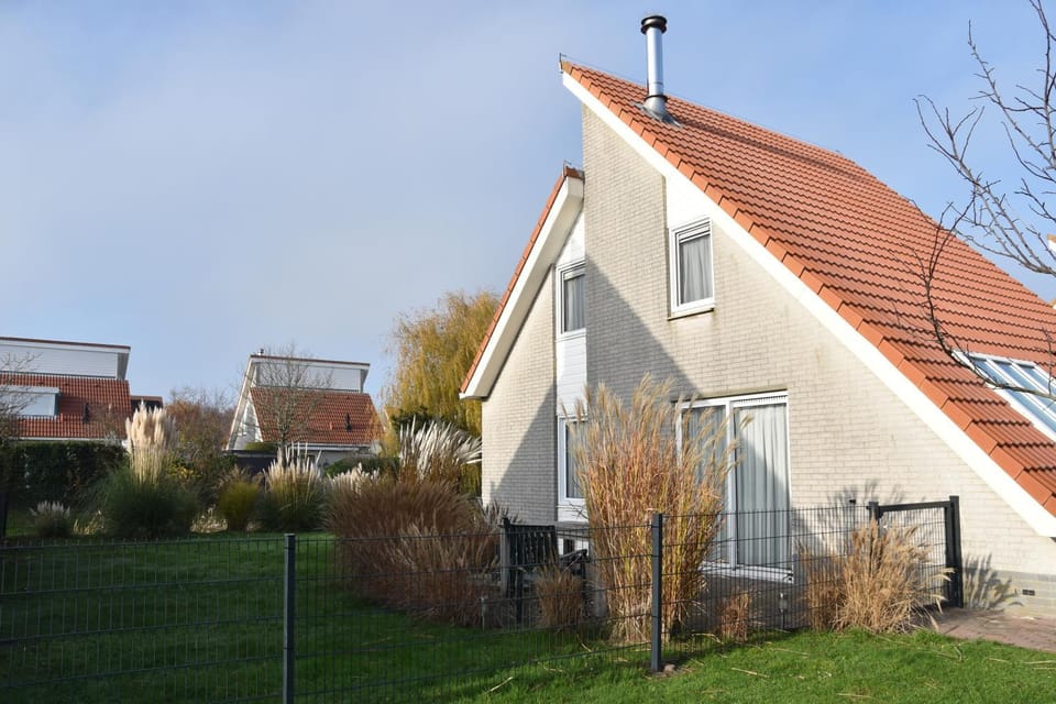 Beach,sea,and tranquility 6-person villa with sauna pet-friendly House in Scharendijke