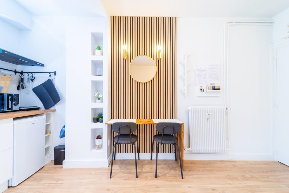 Kitchen or kitchenette, Dining area, stove