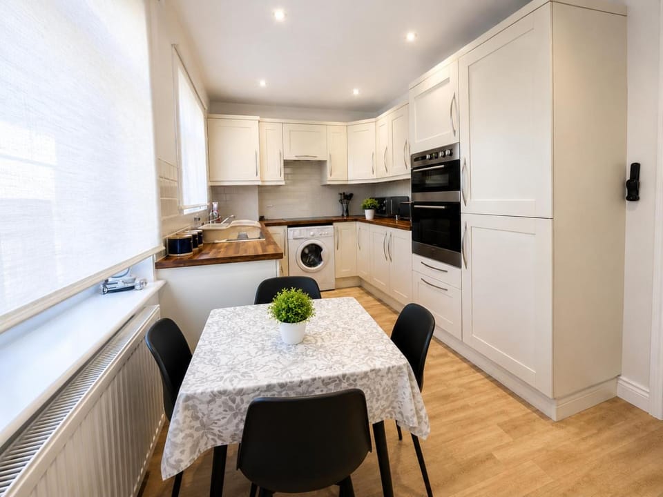 2 Bedroom-House-Sleeps 5 In Front Horley Station -Near Gatwick Airport House in Horley