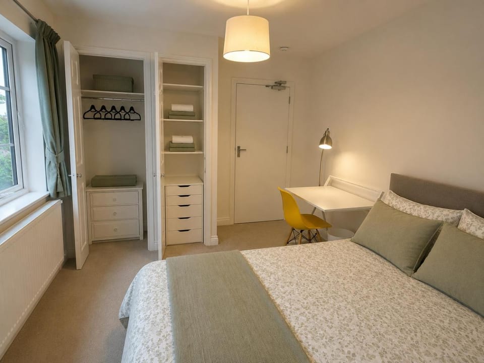 2 Bedroom-House-Sleeps 5 In Front Horley Station -Near Gatwick Airport House in Horley