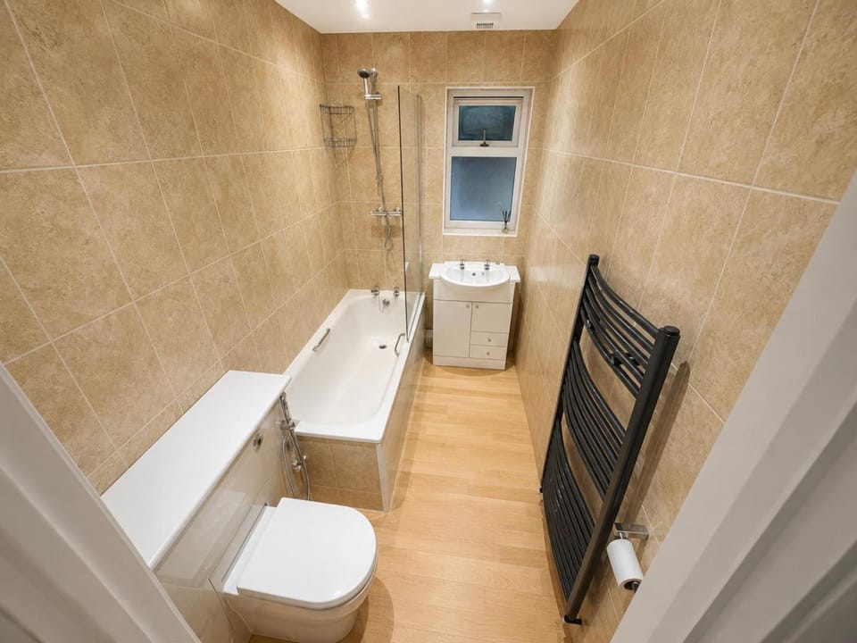 2 Bedroom-House-Sleeps 5 In Front Horley Station -Near Gatwick Airport House in Horley
