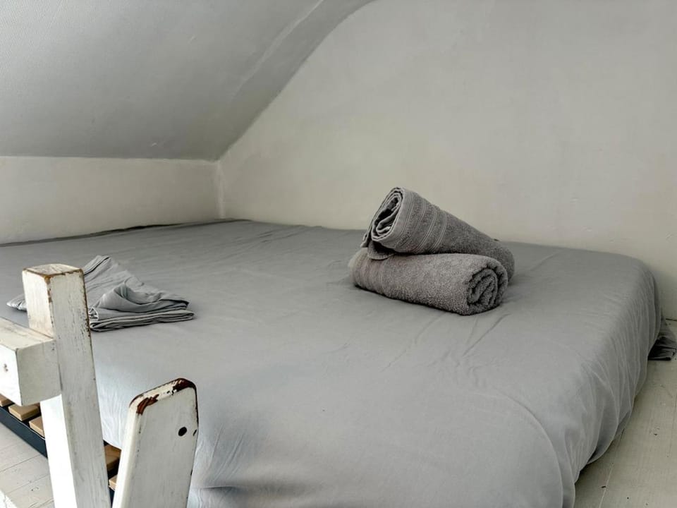 Bed, towels