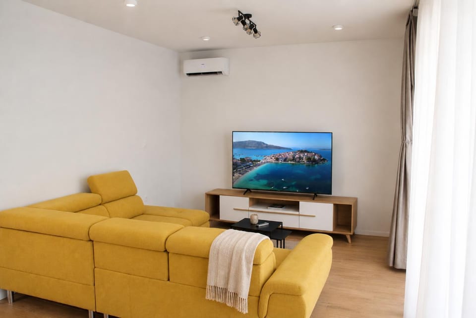 Communal lounge/ TV room, TV and multimedia, Living room, Seating area, air conditioner