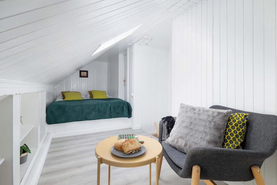 Bed, Seating area, Bedroom