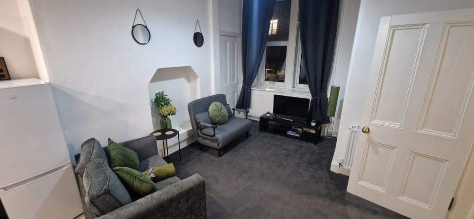 Sleek Canalside Stay in Edinburgh Apartment in Edinburgh