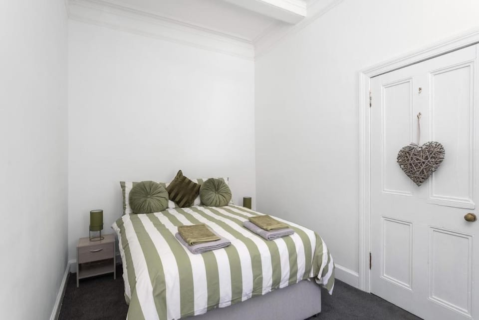 Sleek Canalside Stay in Edinburgh Apartment in Edinburgh