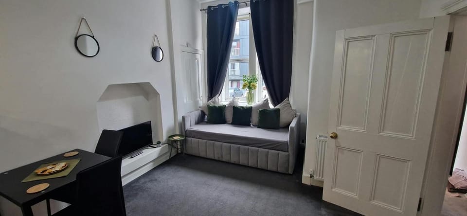Sleek Canalside Stay in Edinburgh Apartment in Edinburgh