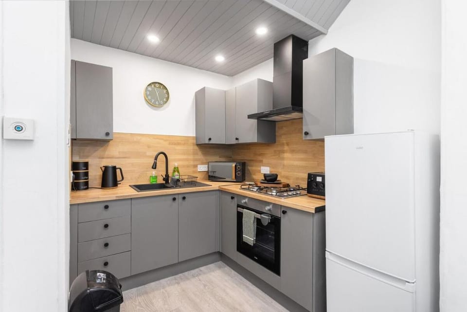 Sleek Canalside Stay in Edinburgh Apartment in Edinburgh