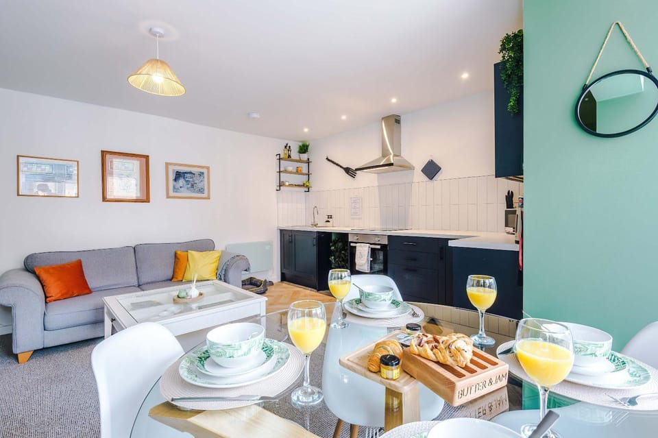 Kitchen or kitchenette, Living room, Food and drinks, Seating area, Dining area, Food, Drinks