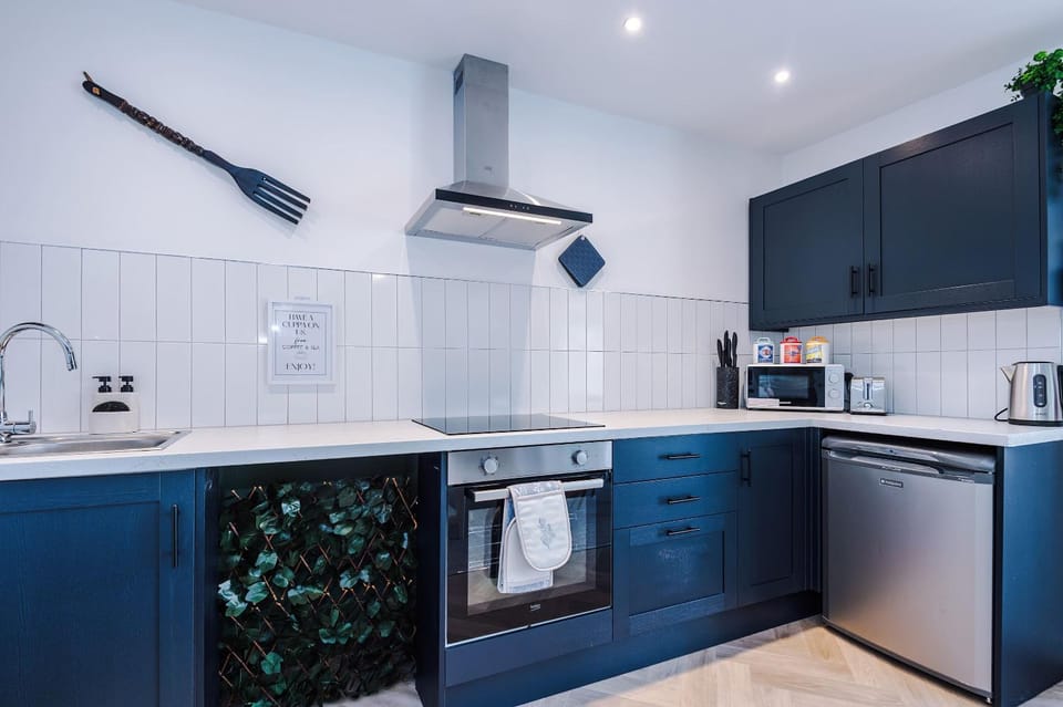 Coffee/tea facilities, Kitchen or kitchenette, dishwasher, oven, stove, toaster