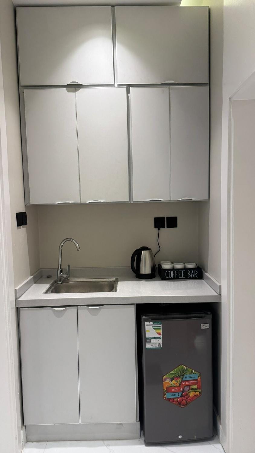 Kitchen or kitchenette, minibar