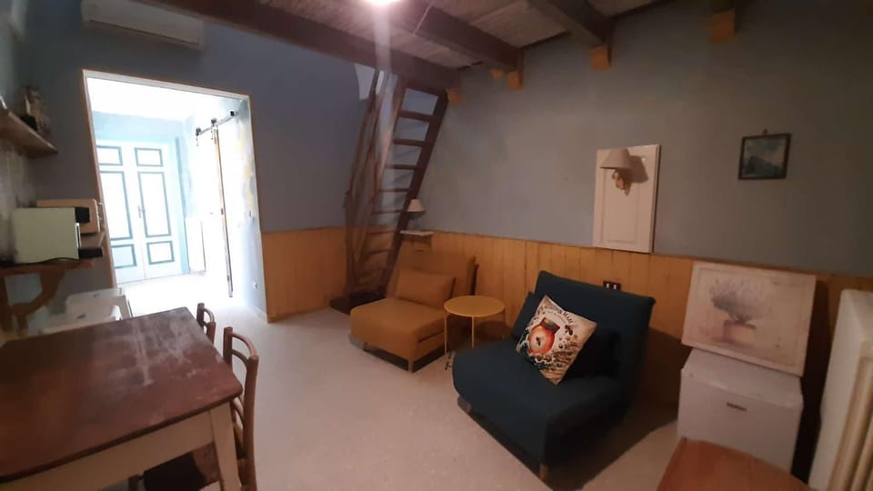 Photo of the whole room, Seating area