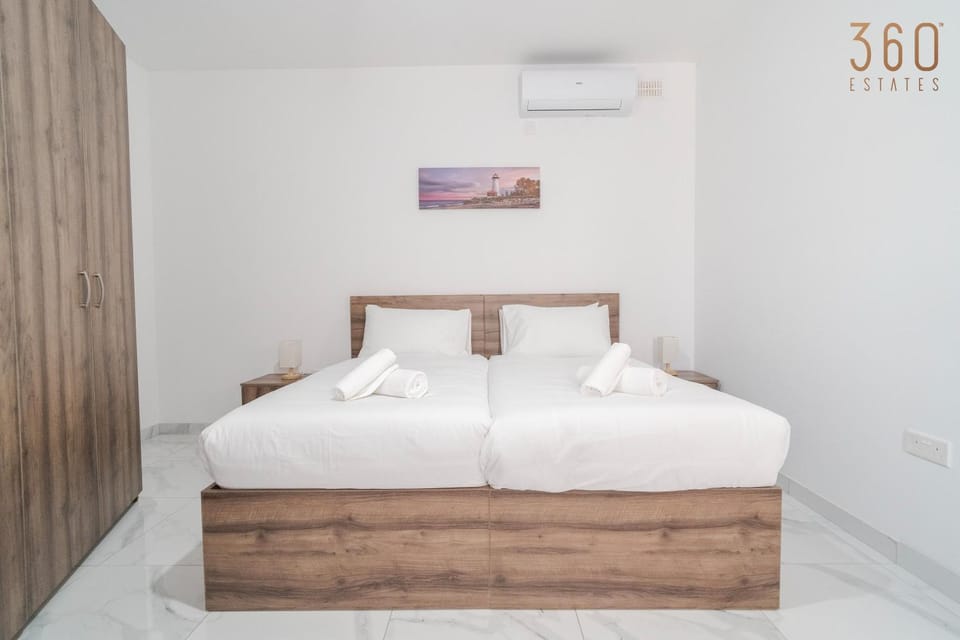 Bed, Photo of the whole room, Bedroom, towels, air conditioner
