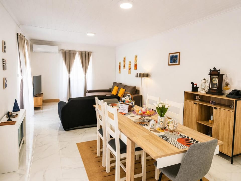 TV and multimedia, Living room, Dining area, fireplace, air conditioner