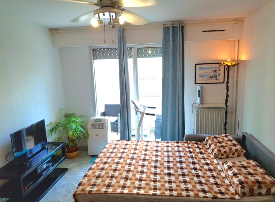 Communal lounge/ TV room, Bed