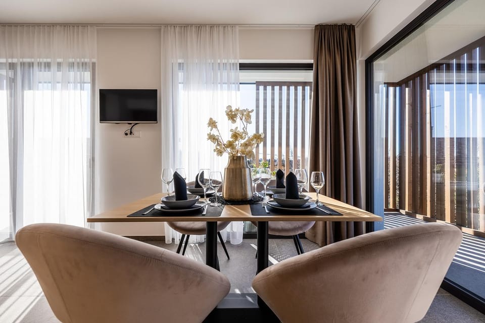 Seating area, Dining area