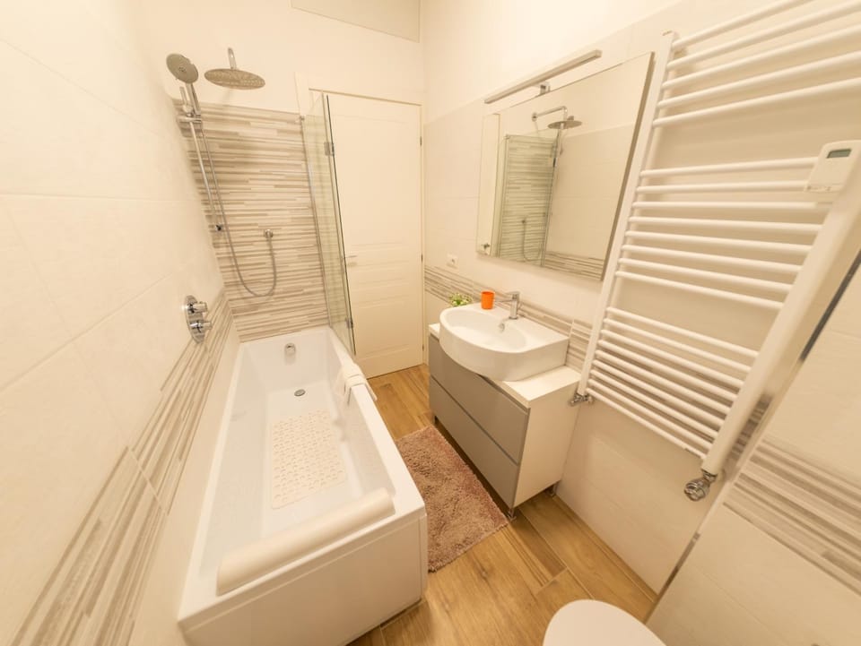 Shower, Toilet, Bathroom, Bath