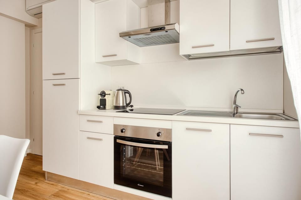 Kitchen or kitchenette, dishwasher, stove