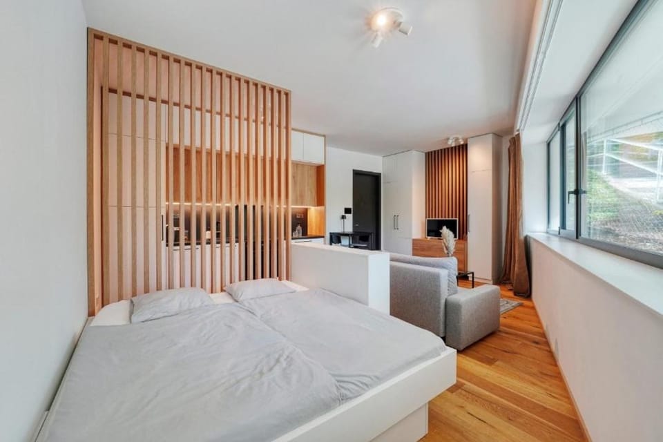 Bed, TV and multimedia, Photo of the whole room, Seating area, Bedroom