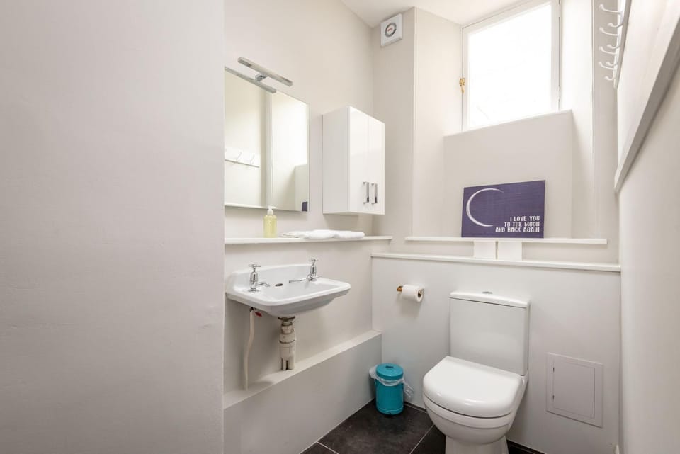 Toilet, Bathroom, towels