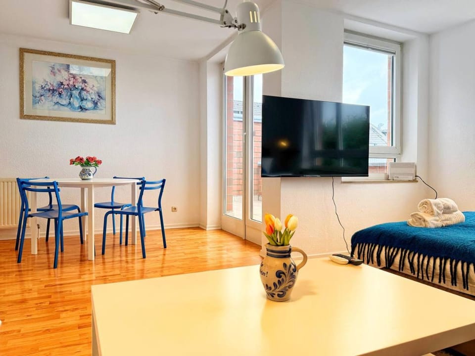 Bed, TV and multimedia, Photo of the whole room, Seating area, Dining area
