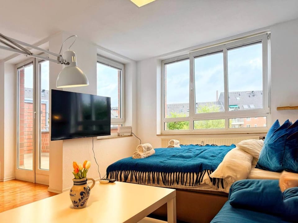 Bed, TV and multimedia, View (from property/room), View (from property/room), Seating area, City view, City view, Garden view, Garden view, Street view, Quiet street view, towels, towels