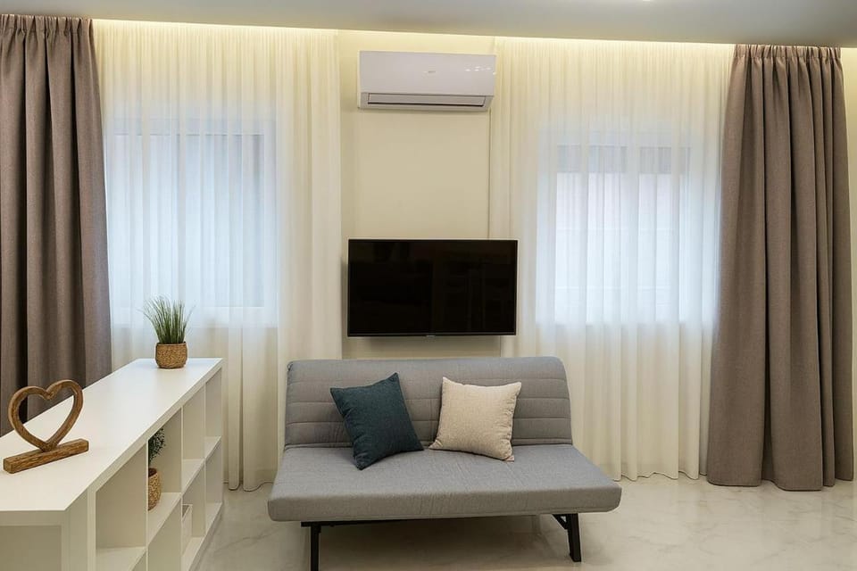 Communal lounge/ TV room, TV and multimedia, Living room, Seating area, Evening entertainment, air conditioner