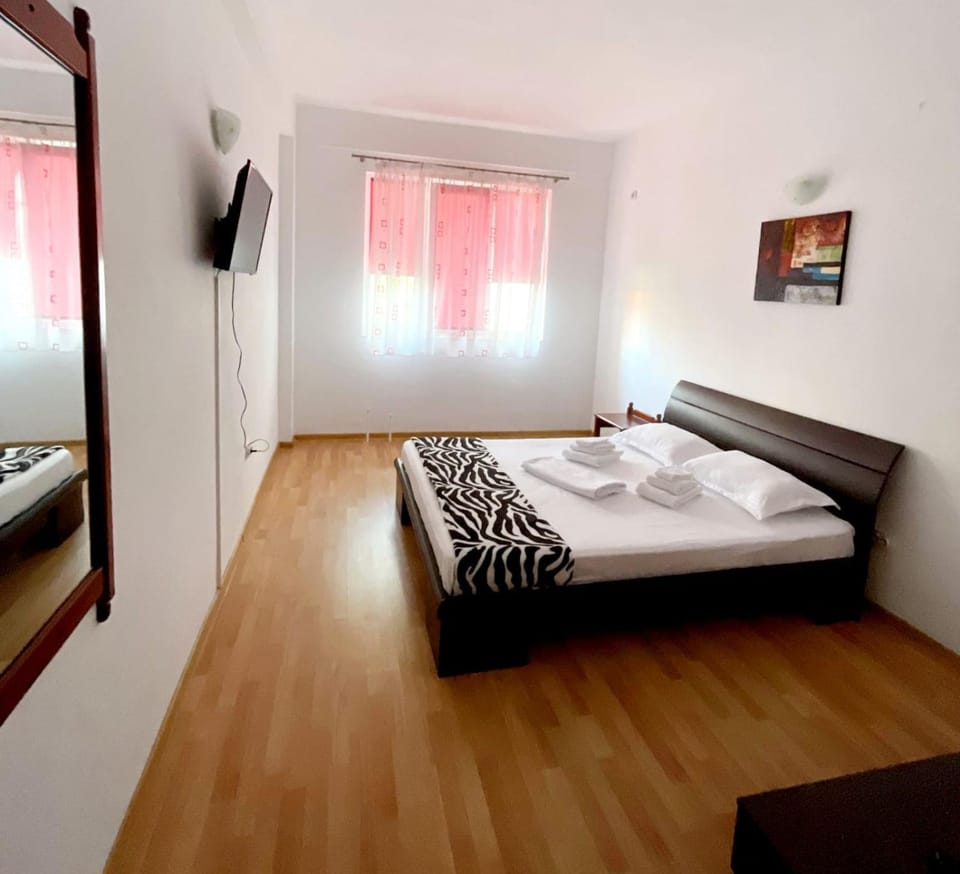 Bed, TV and multimedia, Photo of the whole room, Bedroom, towels