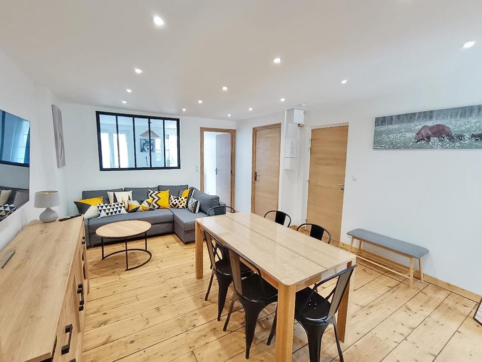 TV and multimedia, Living room, Seating area, Dining area