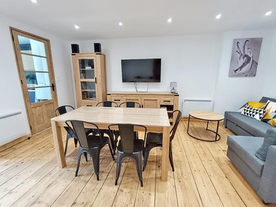 TV and multimedia, Living room, Seating area, Dining area