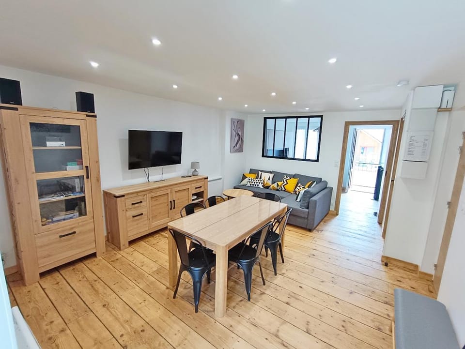 TV and multimedia, Living room, Seating area, Dining area