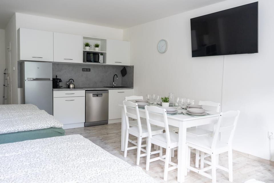 TV and multimedia, Kitchen or kitchenette, Dining area, stove