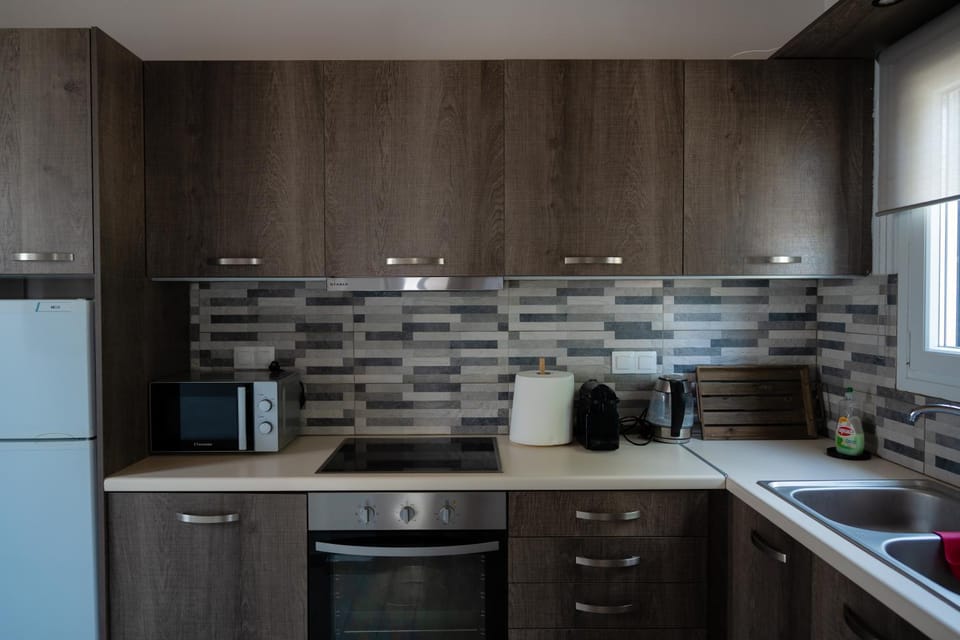 Coffee/tea facilities, Kitchen or kitchenette, oven, stove