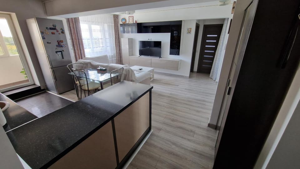 TV and multimedia, Kitchen or kitchenette, Living room, Seating area, Dining area
