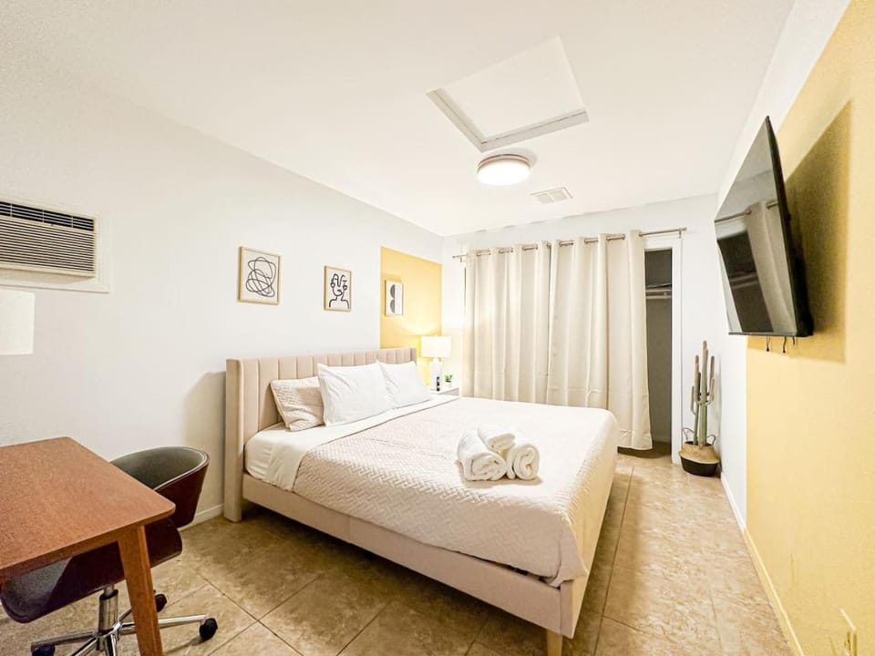 Bed, TV and multimedia, Photo of the whole room, Bedroom, air conditioner