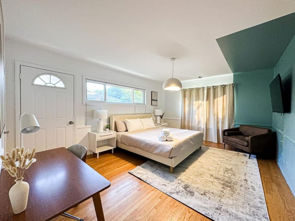 Bed, TV and multimedia, Photo of the whole room, Bedroom
