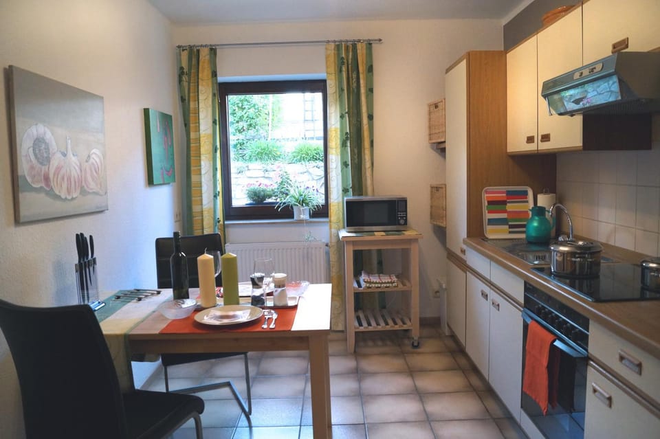 Coffee/tea facilities, Dining area, Food, microwave, oven, stove