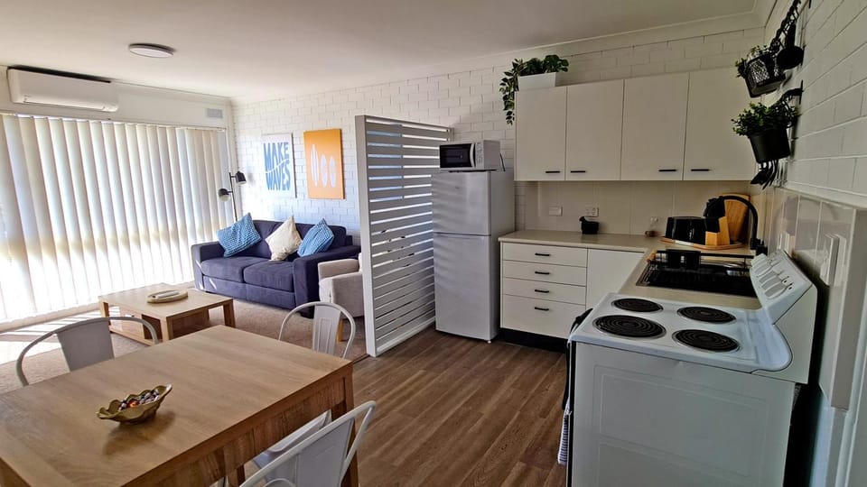 Kitchen or kitchenette, Living room, Seating area, oven
