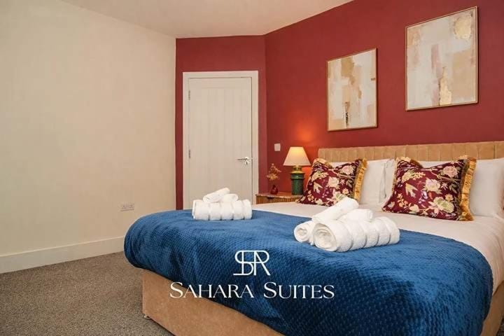 Bed, Photo of the whole room, Bedroom, towels