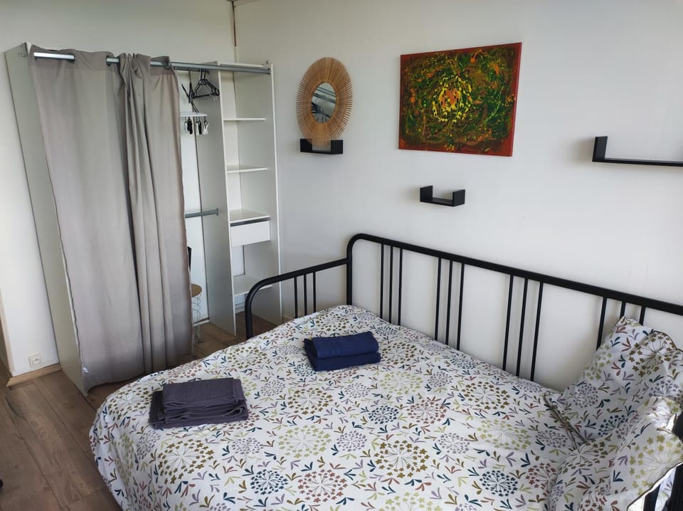 Bed, Bedroom, towels
