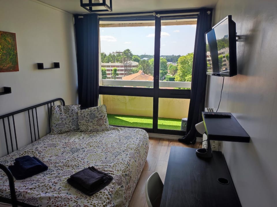 TV and multimedia, Photo of the whole room, Bedroom, towels