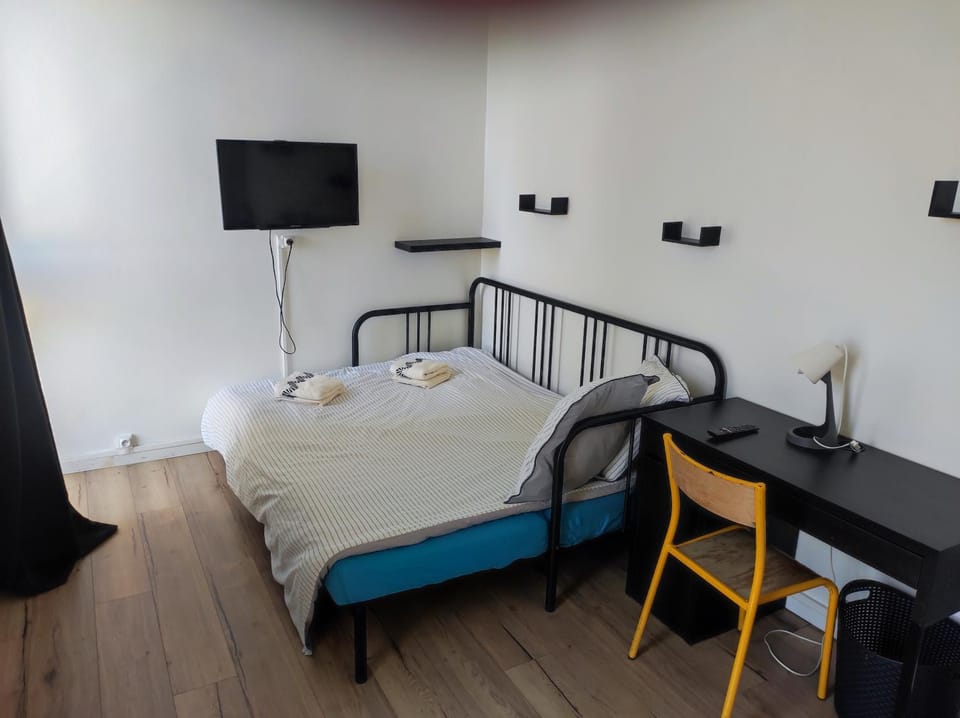 Bed, TV and multimedia, Bedroom