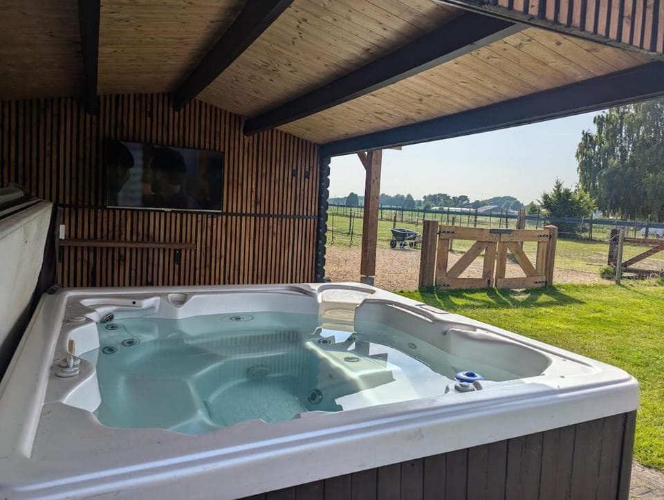 Natural landscape, Hot Tub, Swimming pool