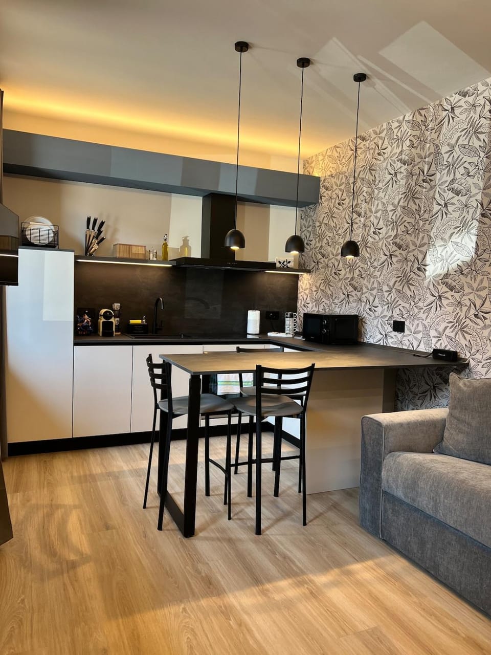 Coffee/tea facilities, Kitchen or kitchenette, Dining area, stove