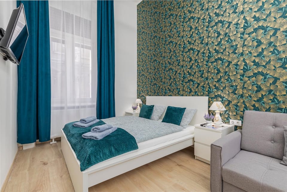 Bed, TV and multimedia, Seating area