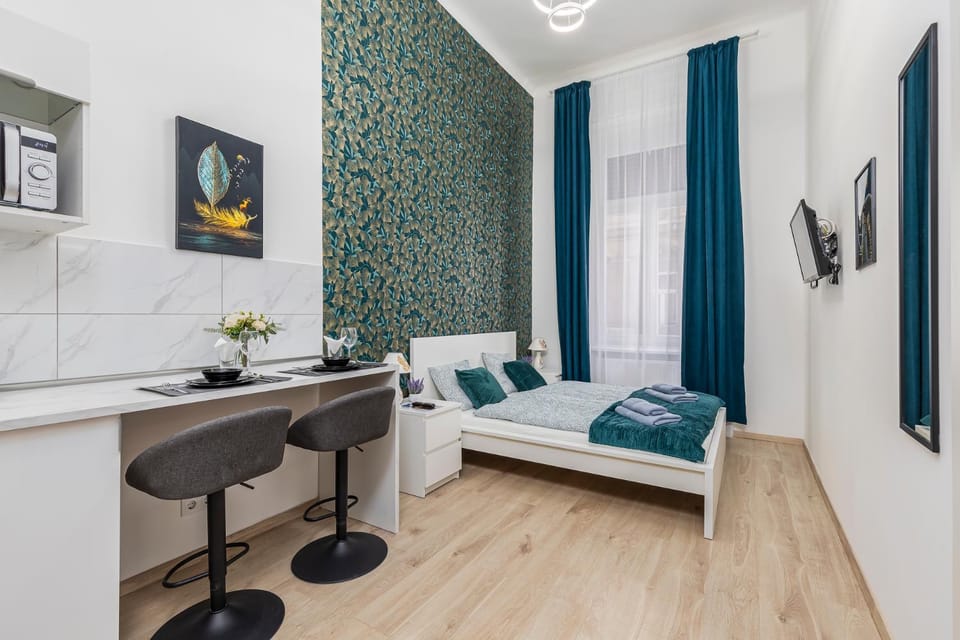 Bed, Photo of the whole room, Seating area