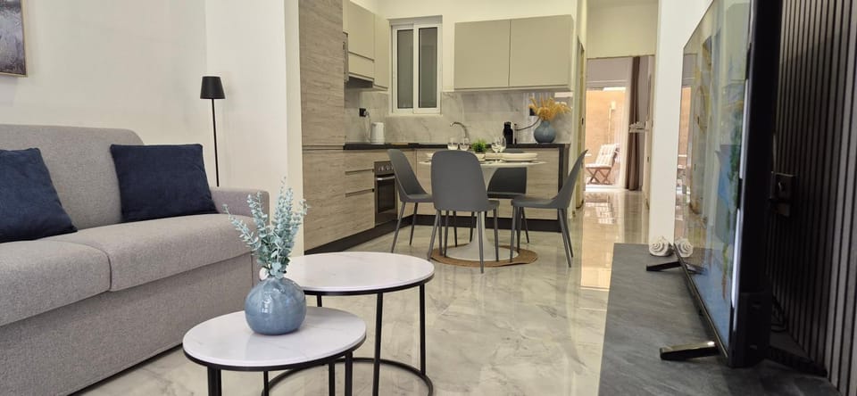 Kitchen or kitchenette, Living room, Seating area, Dining area, oven, stove