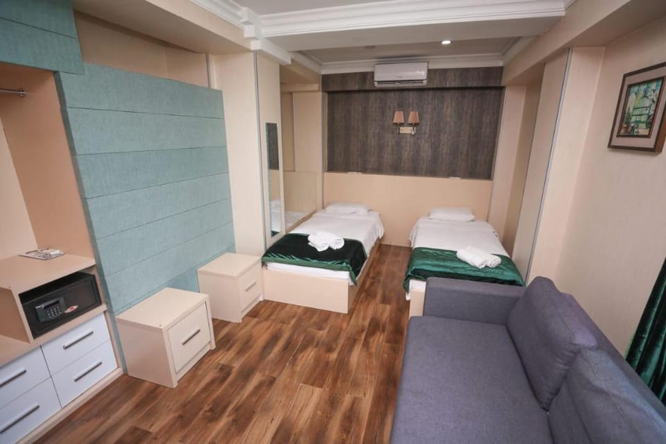 Shower, Bed, TV and multimedia, Photo of the whole room, Seating area, safe, towels